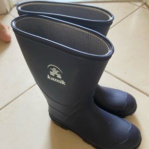 Kamik kids rainboots size 4.